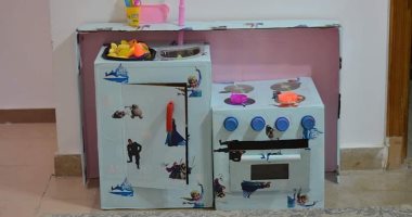 بوتاجاز وغسالة وطيارة.. ألعاب صنعتها الأمهات فى العزل المنزلى من المخلفات..صور