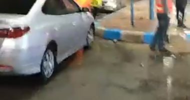 كورونا لا يمنع العمل.. تطهير وتجميل شوارع مطروح ليلا استعدادا للصيف.. فيديو