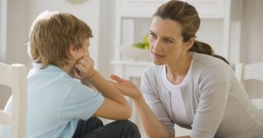 "ماما أنا بحب" كيف تتعاملين مع اعتراف طفلك بمشاعره نحو إحدى زميلاته؟