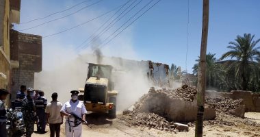 رئاسة مركز الخارجة: هدم منزلين آيلين للسقوط بمنطقة السبط البحرى لخطورتهما