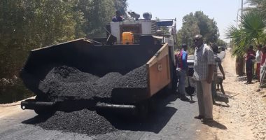 صور.. رصف طرق قرية المنشية بكوم أمبو فى أسوان
