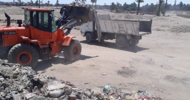 صور.. إزالة 5 مطبات عشوائية ورفع 60 طن قمامة لاستكمال سور الكباش بالأقصر
