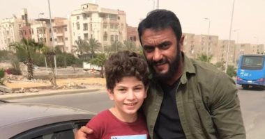 أحمد العوضى مع طفل حادث محاولة اغتيال وزير الداخلية في مسلسل الاختيار 