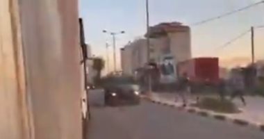 فلسطينيون يلقون الحجارة والإطارات على مدرعات الاحتلال في رام الله.. فيديو