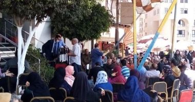 صور.. رئيس مدينة كفر الزيات يتابع صرف منحة العمالة غير المنتظمة
