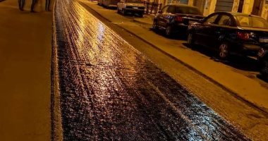 بالتزامن مع الحظر.. رصف شوارع رئيسية بحى الجمرك ووسط الإسكندرية.. صور