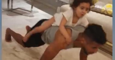 شاهد.. أوناجم يستعين بابنته لتنفيذ برنامج الزمالك فى المنزل