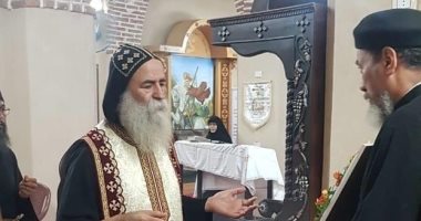 السلام لك يا سريع الندهة.. الأقباط يحتفلون بعيد استشهاد القديس مارجرجس من بيوتهم لأول مرة.. الأنبا بيمن يطيب رفات القديس بالعطر والحنوت والمكرسات يهتفن له: "شفاعتك يا قديس.. ارفع عنا الوباء".. صور