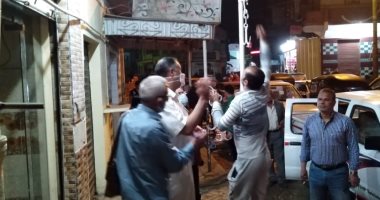 غلق وتشميع محلات تجارية لمخالفتها قرار حظر التجوال بمركز المحلة