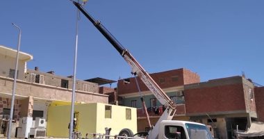 رئيس مدينة القصير: استمرار أعمال الإنارة العامة بالمناطق المختلفة.. صور 