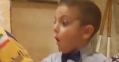 رد فعل صادم لطفل يشجع "يوفنتوس" بعد تلقيه قميص فريق "انتر ميلان".. فيديو
