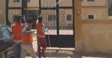 شباب قرية نجيلة بشمال سيناء يعقمون منشآت قريتهم.. صور 