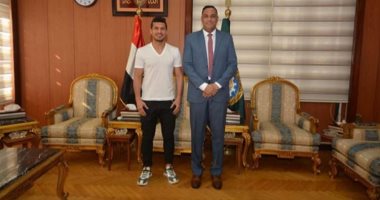 صور.. محافظ الدقهلية يستقبل طارق حامد لاعب الزمالك والمنتخب