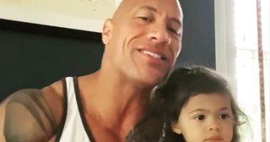 داوين جونسون يحاول إقناع طفلته بشخصيته فى فيلم Moana بعد 3978 محاولة.. فيديو وصور