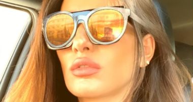 نضارتين غير بعض.. زينة رضا فى جولة جديدة بسيارتها فى عز الضهر.. صور