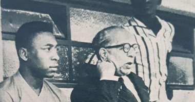 أيمن يونس ينشر صورة نادرة تكشف كواليس زيارة بيليه لنادى الزمالك 