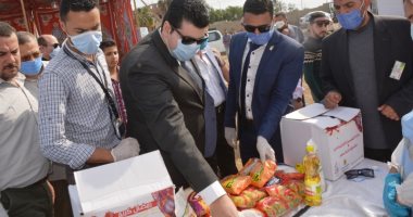تسليم 6000 كرتونة مواد غذائية على العمالة غير المنتظمة بالشرقية