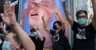 محتجون يسخرون من زعيمة هونج كونج يوم ميلادها متجاهلين إجراءات كورونا.. صور