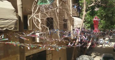 أهالى شارع الشيمى بالطالبية فى الجيزة يزينون الطرق احتفالا ببهجة رمضان