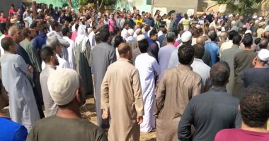 أهالى الدبابية بالمنوفية يشيعون جنازة شهيد بئر العبد.. ووالدته : "منهم لله "