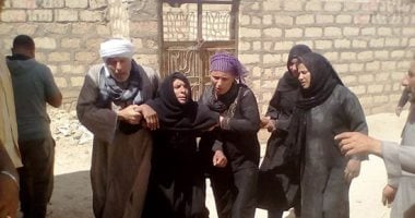 والدة الشهيد أبانوب بوليس تودعه.. كيف نقرأ الصورة؟