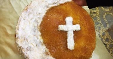 ليه كدا يا مينا.. كنافة الوحدة الوطنية بطريقة كوميدية بسبب زيادة قشطة الصليب عن الهلال