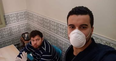 الجيش الأبيض.. "عمرو" طبيب علاج طبيعى على خط المواجهة ضد كورونا فى المنوفية