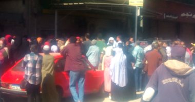 صور.. زحام شديد أمام مكتب بريد بعين شمس وقارئ يطالب بالتباعد الاجتماعى