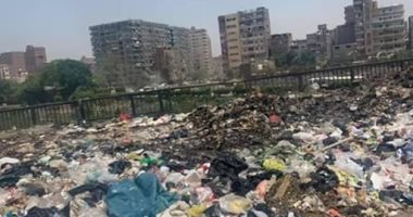 "سيبها علينا".. شكوى من تراكم القمامة بكوبرى السواح بشبرا الخيمة 