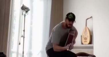 تنظيف وغناء ورقص.. سعد لمجرد يستغل العزل الصحي المنزلي في تغيير ملامح منزله