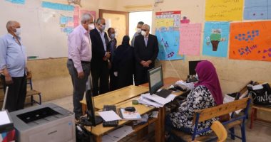 محافظ الجيزة يتفقد مقار صرف معاشات شهر مايو بمدارس ومكاتب البريد.. صور