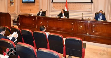 أعضاء لجنة النقل بالبرلمان يقفون دقيقة حدادا على أرواح شهداء بئر العبد