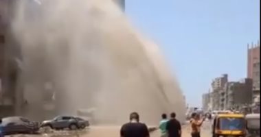 صور.. كسر خط مياه رئيسى بالمطرية 1200 ملم شرق القاهرة