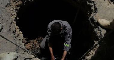 بالصور ..إصلاح كسر فى ماسورة مياه و صرف صحى غرب الإسكندرية