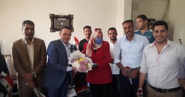 صور.. القومى للمرأة بجنوب سيناء يقدم الزهور للعاملين بالقطاع الصحى 