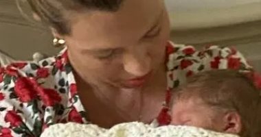 شاهد أول صورة لابن رئيس وزراء بريطانيا مع والدته كارى سيموندز