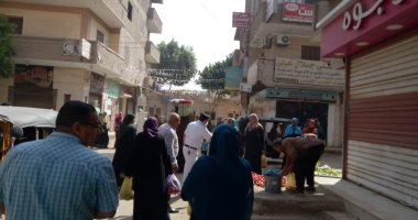 فض 4 أسواق بالقليوبية للتصدى لانتشار فيروس كورونا.. صور