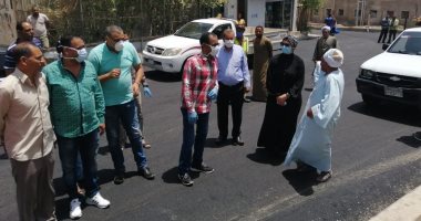 رئيس مدينة سفاجا تتفقد أعمال الرصف بمنطقة " سفاجا البلد ".. صور 