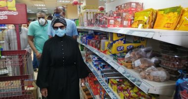 رئيس مدينة سفاجا تتفقد الأسواق وتراجع صلاحية السلع.. صور