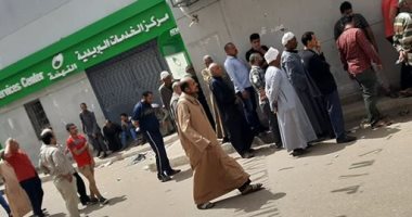 خوفا من كورونا.. شكوى من الزحام الشديد أمام مكتب بريد النهضة  