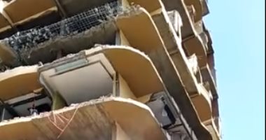 صور.. إزالة برج سكنى مخالف مكون من 15 طابقا بحى البساتين جنوب القاهرة