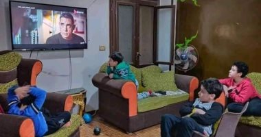 صورة بـ1000 كلمة.. أطفال يتابعون مسلسل "الاختيار" وبطولات الشهيد المنسى