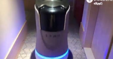 لتقليل العدوى.. روبوت يوصل الطلبات لغرف المعزولين داخل حجر صحى بالصين