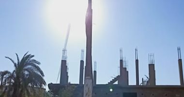 سيبها علينا.. شكوى من عمود كهرباء والأسلاك أعلى المنزل بقرية الدومه بقنا