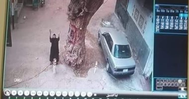 "رافعة أيديها للسما"..كاميرا كنيسة مارجرجس توثق دعاء مسنة يوميا لمصر..فيديو