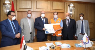 محافظ قنا يكرم عددا من العاملين بالإسعاف لجهودهم فى نقل المصابين بكورونا