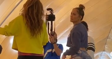 من كواليس "سوبر بول".. جينيفر لوبيز تعلم شاكيرا بعض الرقصات.. فيديو