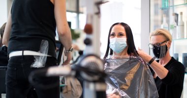 زحام بالمحال ومراكز التجميل وتصفيف الشعر فى النمسا بعد تخفيف قيود "كورونا"