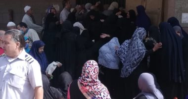 اضبط مخالفة.. زحام المواطنين أمام مكاتب بريد المنوفية فى لصرف معاشاتهم
