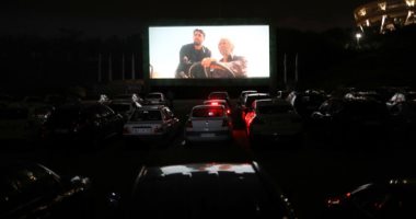 سينما كورونا.. مشاهدة عروض الأفلام على شاشة ضخمة من داخل سياراتك بإيران